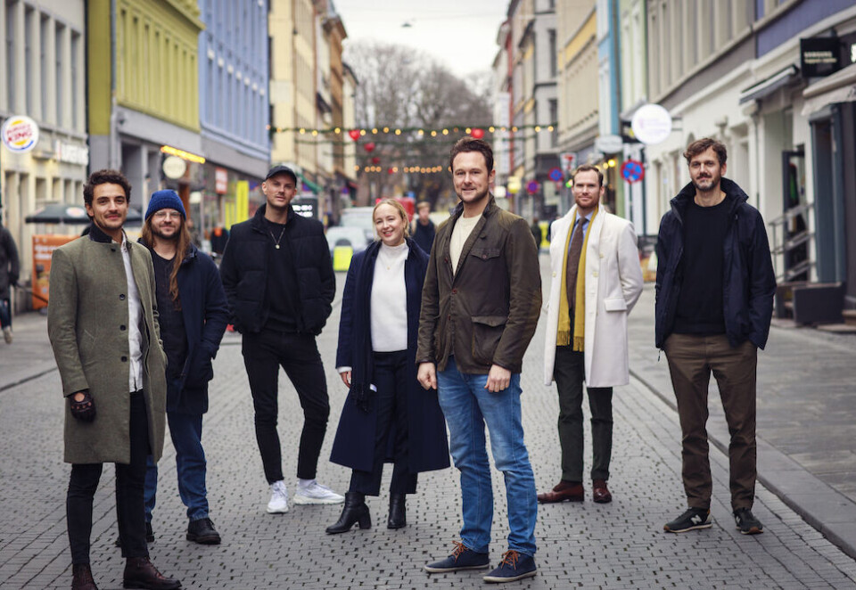 Flekser til: Fra venstre: Kreatør Sebastian Rajendram, kreativ planner Chris Allan Simonsen, konsulent Vetle Gjevestad Agledahl, prosjektleder Marthe Helmers Pedersen, markedssjef Lasse Heimberg (Fleks), kreatør Fredrik Juul og daglig leder Petter Kjøs Utengen (Fleks). Foto: Fredrik Myhre/Trigger