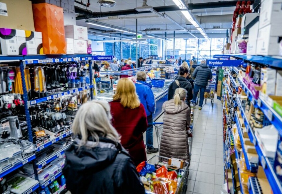 Koronahamstring: Nortura var ute med en ny kampanje for Joika da koronakrisen førte til hamstring av hermetikk og tørrvarer. - Det var en kampanje som var planlagt lang tid i forveien og lenge før vi hadde hørt om noe som het korona, sier Eskil Pedersen i Nortura. Her er en Rema 1000-butikk på Bekkestua avbildet i midten av mars. Foto: Stian Lysberg Solum / NTB Scanpix.