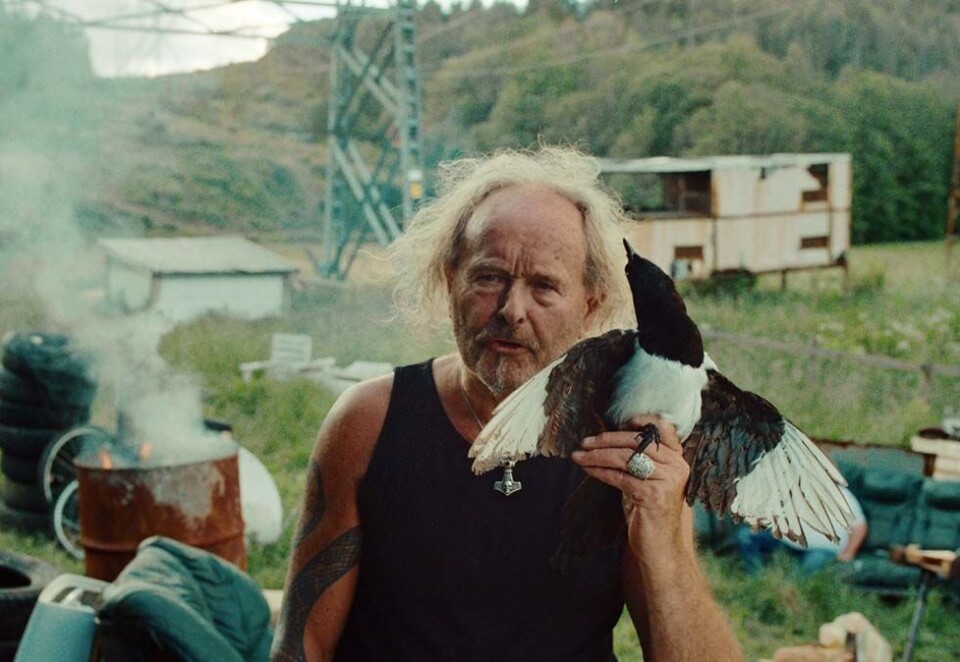Dårlig kommunikasjon: Aldri har det vært lengre mellom Sveio og Gründerløkka enn i Finn.nos nye reklamefilm som er preget av mye dårlig kommunikasjon.