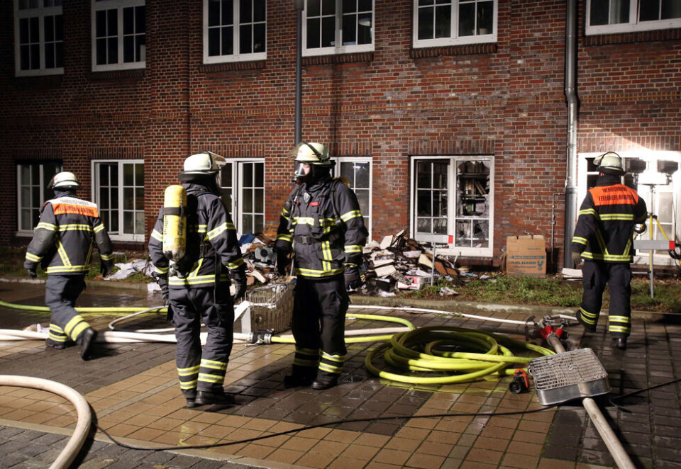 Angrepet med stein og ild: Den tyske avisen Hamburger Morgenpost, som har trykket Charlie Hebdos karikaturer av profeten Muhammed, ble angrepet med stein og en brennende gjenstand natt til søndag. Foto: AFP.