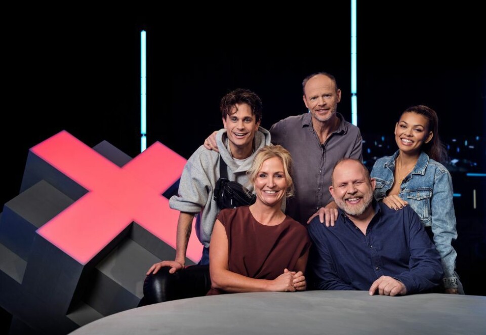 Følger med: Observatørene i Spillet på TV 2 kommenterer underveis. Fra venstre: Victor Sotberg, Cathrine Fossum, Harald Eia, Truls Svendsen og Alexandra Joner. Foto: TV 2