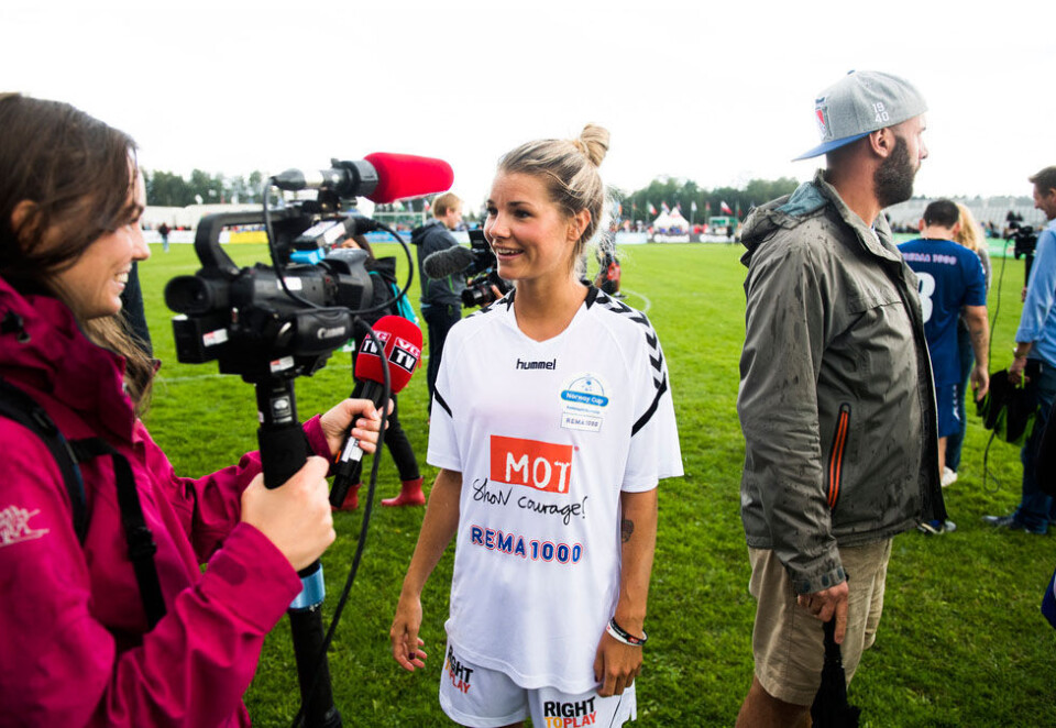 Mediekø på sletta: Mediehusene står i kø for å sikre seg rettigheter til Norway Cup. Her ble fotballspiller Andrine Hegerberg intervjuet av VGTV etter kjendiskampen i fotball under Norway Cup på Ekebergsletta i fjor. Foto: Jon Olav Nesvold/NTB Scanpix.