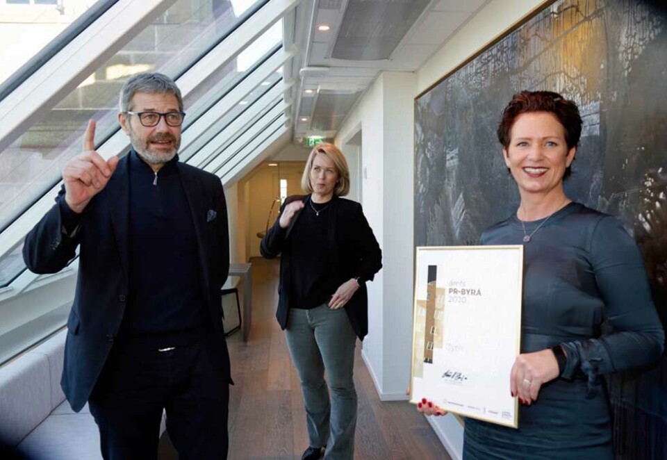 Nummer én: Partner og en av Zynk-grunnleggerne, Hans Olav Otterlei, holder fingeren i været og viser hvem soim er nummer én i PR-bransjen. Her Otterlei sammen rådgiver Marte Ramuz Eriksen og byråleder Guri Størvold som nettopp har mottat Byråprofil-diplomet. Foto: Eivor Eriksen.