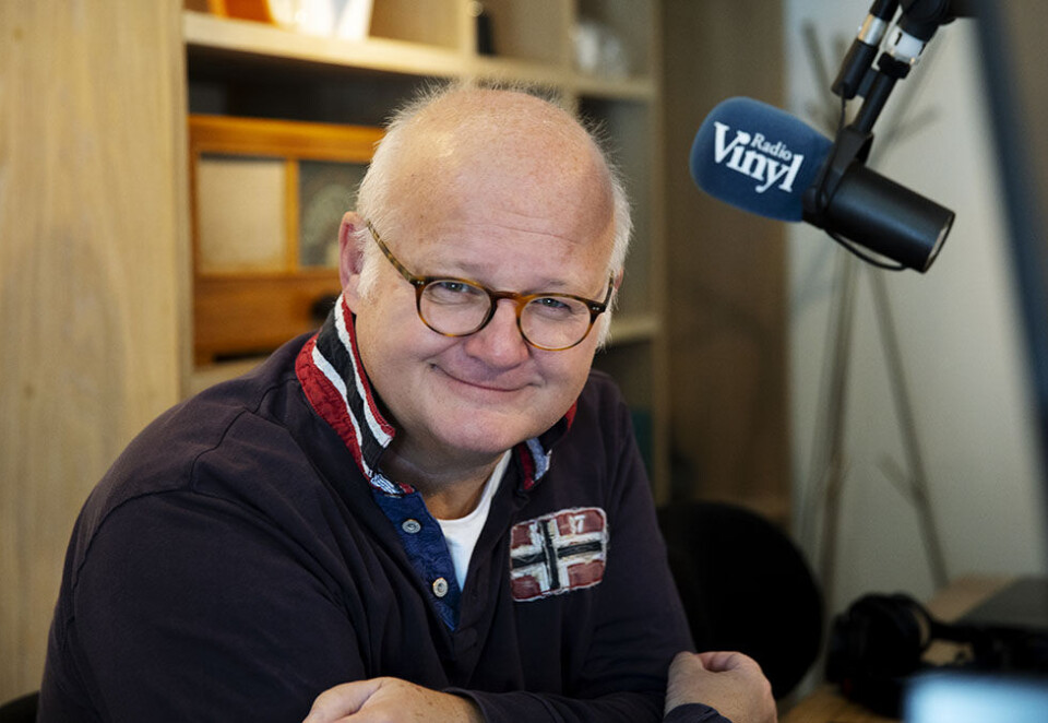Ett år lang strid: Det har tatt over ett år, men nå kan Finn Bjelke fortsette med sin popquiz på Radio Vinyl uten å tenke på navnestriden mellom NRK og Bauer Media. Foto: Bauer Media
