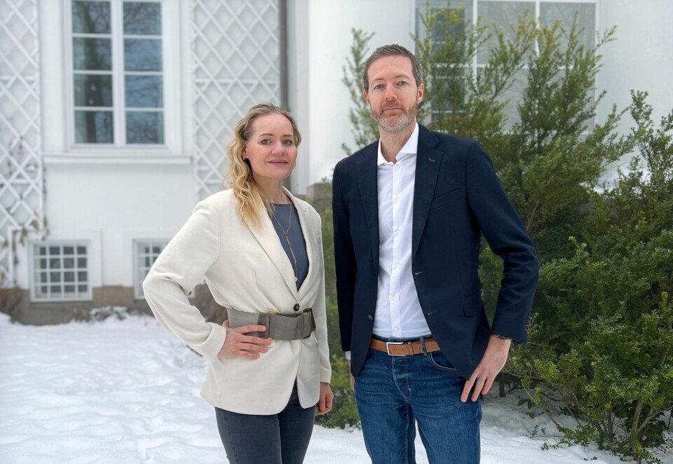 Et løft: Daglig leder Camilla Gåre i Mediebyråforeningen og investeringsdirektør Jonas Buskop i Omnicom Media Group viser oppgang på Mediebyråforeningens Mediebarometeret i 2024. Foto: Vibeke Kilding, Fuse Norway