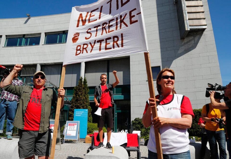 Streikeleder: Jarle Roheim Håkonsen (i midten) leder streiken blant de NRK-ansatte som er organisert i Norsk Journalistlag (NJ). Her foran NRKs kontorer under fredagens demonstrasjon mot streikebryteri. Foto: Fredrik Hagen / NTB scanpix
