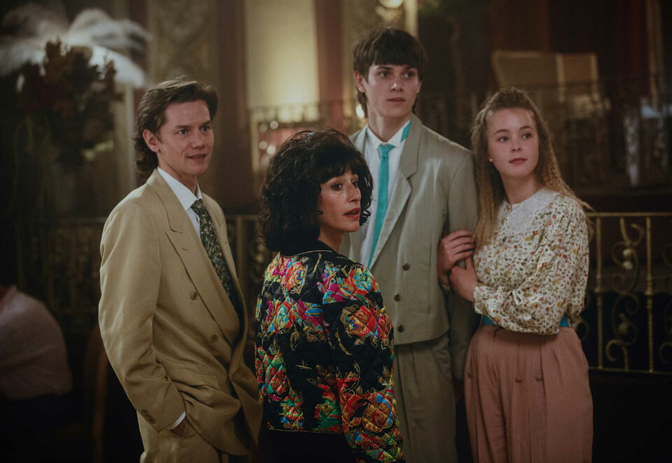 Familien Nyman: Mye i dramaserien «Lykkeland» er sentrert rundt familien Nyman. Her Ingrid Nyman (Pia Tjelta) og sønnen Christian (Paal Herman Ims) med stesønnen Marius (Eirik Støre) og kjæresten Solveig (Jana Othelia Erle) i tredje sesongen. Foto: Maipo Film/NRK