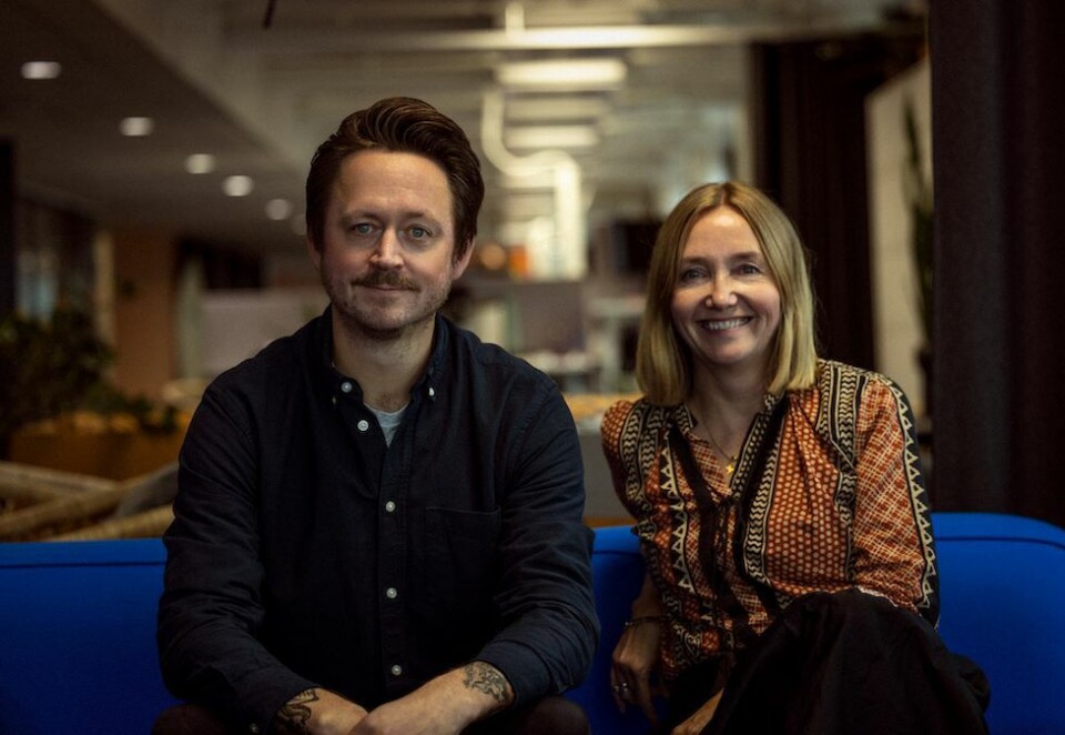 Musikalsk: Tobias Gausemel Backe spiller i bandet SIBIIR, som har vært nominert til Spellemannsprisen. Nå skal han spille på andre strenger i Trigger. Her med daglig leder Bente Kvam Kristoffersen. Foto: Fredrik Myhre/Trigger