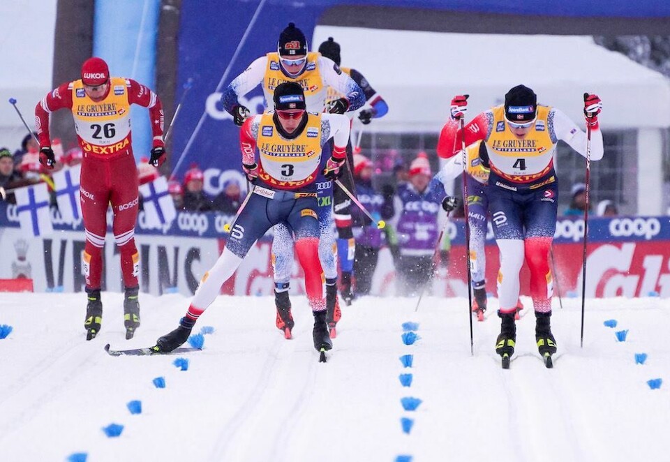 Dropper logo: Johannes Høsflot Klæbo (til venstre) og Erik Valnes under kvartfinalen på sprint i verdenscupen i langrenn i Ruka. Foto: Torstein Bøe/NTB
