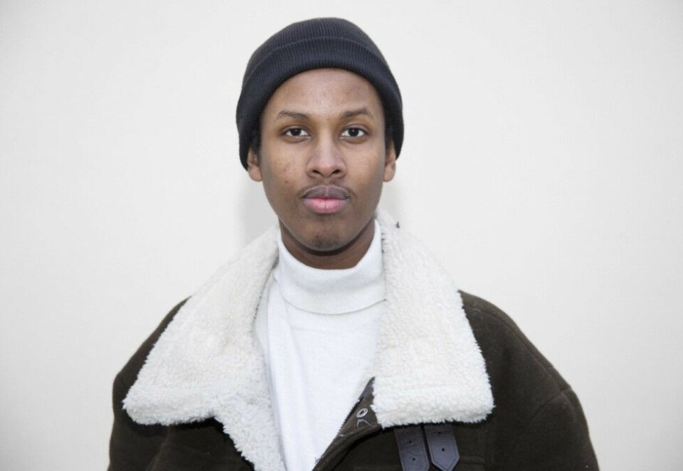 Bekymret journalikkstudent: Klubbleder for NJ Student ved OsloMet, Abdirahman Hassan, sier at han tidligere har hatt «ganske høyere forventninger» til arbeidsmarkedet. Etter at koronakrisen inntraff, er han bekymret for fremtidsutsiktene. Foto: Danyal Malik