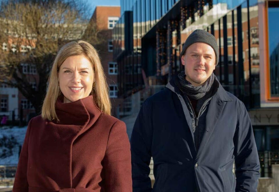 - Spesialenhet: Karine Storaker Braaten skal lede et lite team i OBOS. Her sammen med kollega Espen Alexander Lindkjølen. - Vi er en liten spesialisert enhet som jobber overordnet på tvers av virksomhetsområder i konsernet, sier Lindkjølen som har jobbet i innovasjonsavdelingen et par år. Foto: Eivor Eriksen.