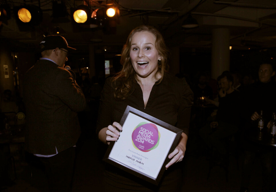 Fikk diplom: Ingvild Moen med diplomet som viser at Moen er «Årets sosiale medier-personlighet». Foto: Eivor Eriksen