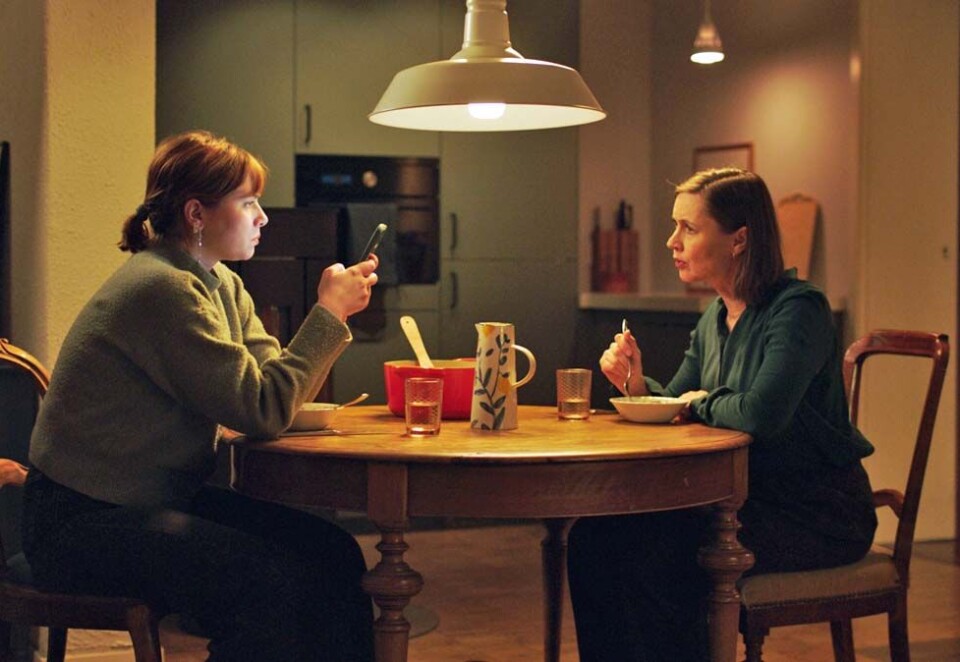 Mor og datter: Det er mor og datter i virkeligheten som spiller mor og datter i Newslabs nye kampanjefilm for Nobels Fredssenter. Her ved skuespiller Petronella Barker og datteren Bille.