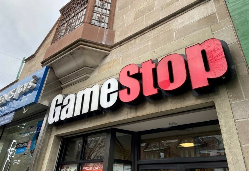 Aksjekurs til himmels: Spillbutikkjeden Gamestop har havnet i begivenhetenes sentrum de siste dagene. Brukere på nettforumet Reddit har mobilisert mot hedgefond som hadde satset på at GameStop-aksjen ville synke. Nå har aksjekursen gått til himmels og tapene til hedgefondene skal ifølge analytikere nærme seg 20 milliarder dollar. Foto: Reuters / Nick Zieminsk