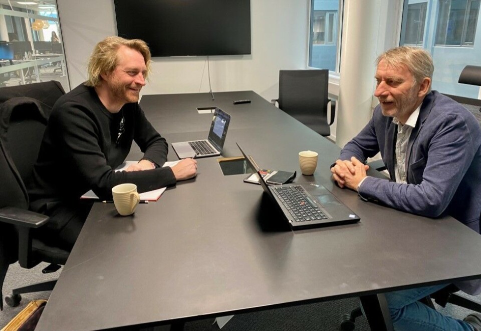 Oslo-samarbeid: - Opptatt som vi er av byen vår, hvis navnet vårt også peker på, er vi stolte av å skulle bidra til Avisa Oslos posisjonering og vekst fremover, sier Per Kristian Voss Halvorsen. Her sammen med sjefredaktør Magne Storedal. Foto: Stig Kolstad/Avisa Oslo