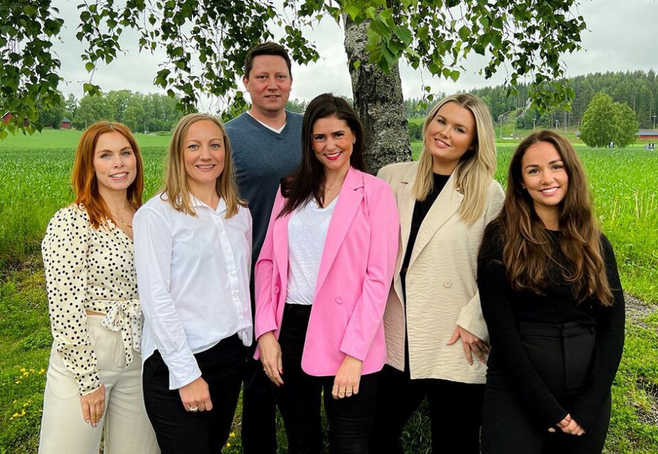 Nytt samarbeid: Foran fra venstre: Regine Hemre, Kine Ditlevsen, Cecilie Sandbu, Julie Herlofsen, Malin Ternlind. Bak: Lars Johanson.