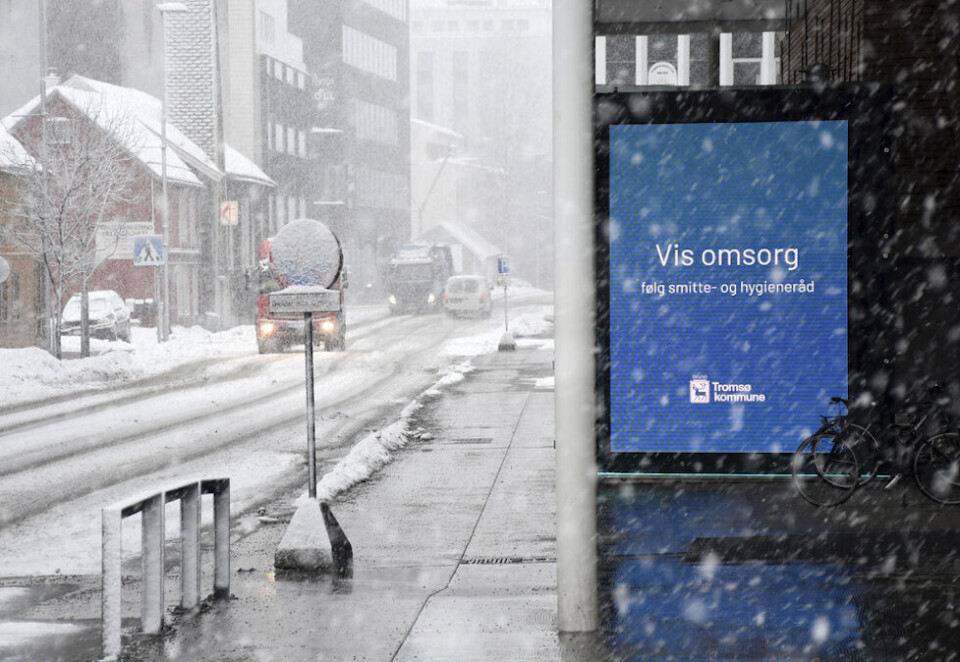 Vis omsorg: Bildet viser en infoskjerm i Tromsø sentrum 18. mars. Foto: Rune Stoltz Bertinussen/NTB Scanpix