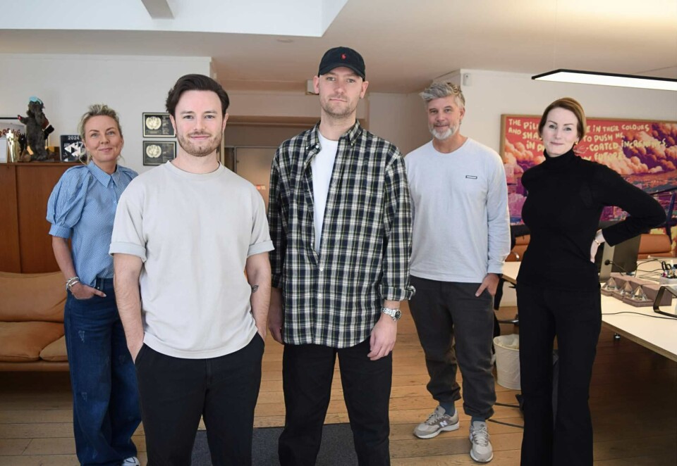 Fra Nord til Pol: Zakarias Nadir og Glenn Haugen med kreative ledere Janne Brenda Lysø (ytterst til venstre) og Thorbjørn Ruud (nummer to fra høyre), og daglig leder Therese Becke (ytterst il høyre). Foto: Dag Robert Jerijervi