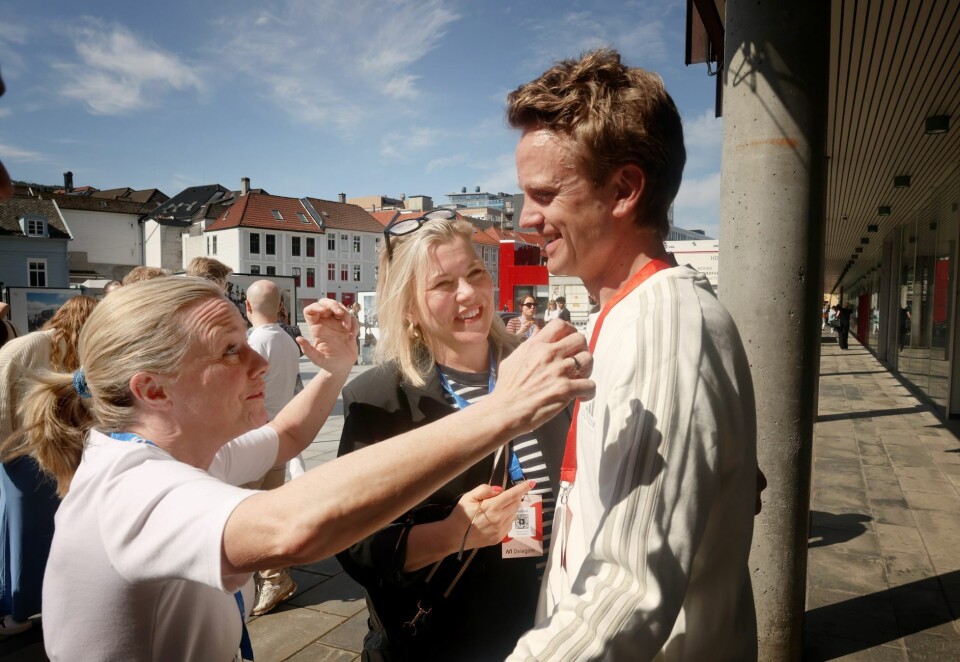 Popstjerne-takter: Erik Solbakken fikk mye ros av TV-kollegaene sine for innsatsen han la ned som moderator i sesjonen «Programsjefene svarer: Hva vil dere ha?» under Nordiske mediedager i Bergen. Her får han en klem av Solveig Kloppen. Foto: Eivor Eriksen