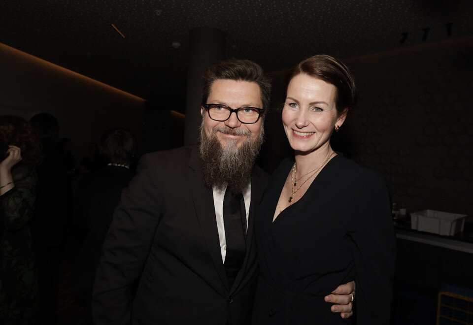 Topper konkurransen: Her gratulerer Atyp-sjef Hågen Pettersen og Pol-sjef Therese Becke hverandre med gevinsten i reklamekonkurransen Gullblyanten. Foto: Eivor Eriksen