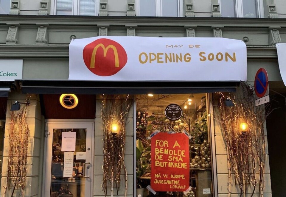 Kreativt stunt: Art Director Sollin Sæle i Anti står i spissen for logo-aksjonen Grünerløkka som slår et slag for de små butikkene i området. Foto: Hunting Lodge