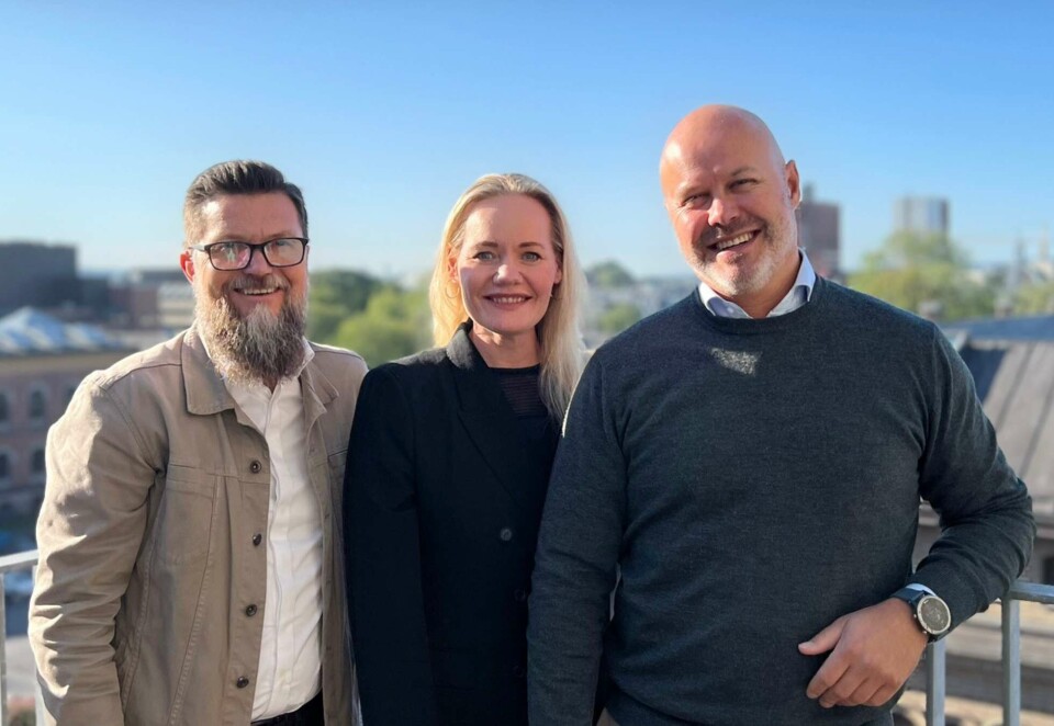 Byråvalg: Hågen Pettersen (representant for fagruppen), Camilla Gåre (daglig leder i Mediebyråforeningen) og Stian Jansen (styreleder i Mediebyråforeningen) er klar med ny veileder for byråvalg. Foto: Pål Eidholm