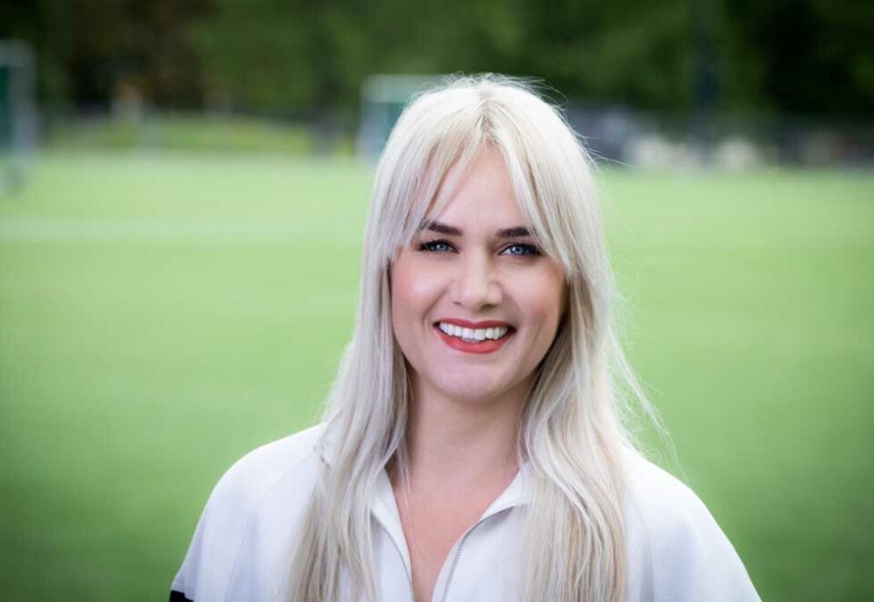 Bytter kanal: TV-programleder Julie Strømsvåg bytter kanal, men ikke ski når hun går fra å lede vintersporten på Viaplay til NRK. Foto: Julie Nagelstad.