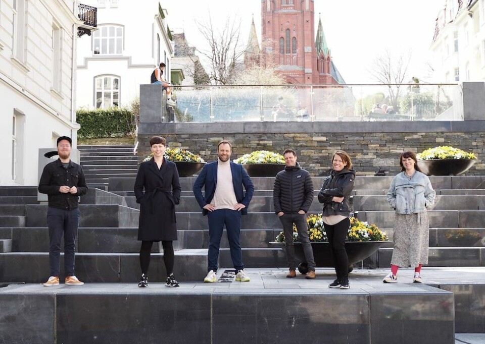 Vokser i Bergen: Try-konsernet har det siste året bygget seg opp i Bergen og kjøpte seg i går opp til over 50 prosent i Netlife. Her er Netlife-sjefen i Bergen Øyvind Storli Hoel sammen med lederen av Try i Bergen, Synnøve Vindheim Svardal og de to Try-toppene Sindre Beyer og Kaare Øystein Trædal, På bildet ser du også Camilla Ådland Jensen og Anita Steinstad. Foto: Julia Rahlff