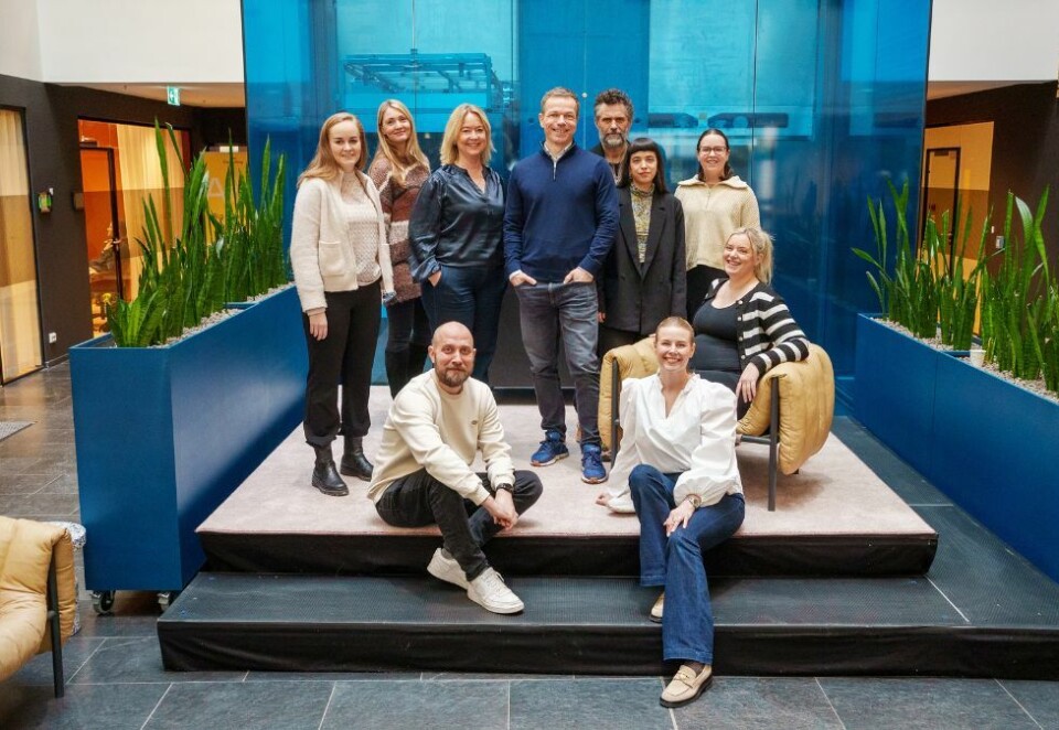 Inngår samarbeid: Bakerst fra venstre ser vi Ingvild Nesje (Akvariet), May Åshild Myrvang, Veline Høyland (Akvariet), Tom Lekven Nilsen, Jon Hjørnevik, Vera Gomez, Noemi Hegner i Knowit. Foran dem sitter Bjørn Melvold, Else Foyn-Bruun og Christina Hope i Knowit.