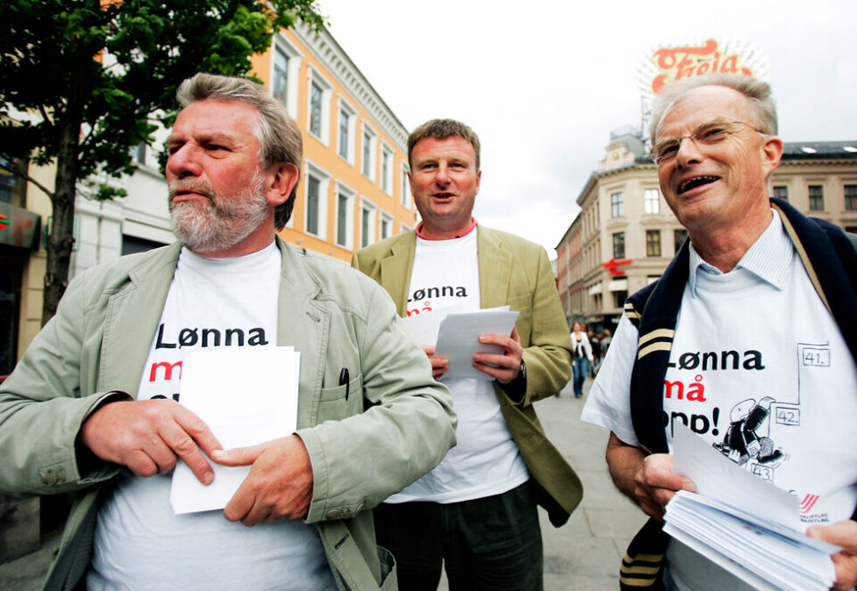 Forrige streik: Hans Wilhelm Steinfeld, Jon Gelius og Einar Lunde (fra venstre) delte ut løpesedler i Oslo da NRK-journalistene sist gang streiket i 2006. Foto: Sara Johannessen/ NTB Scanpix.