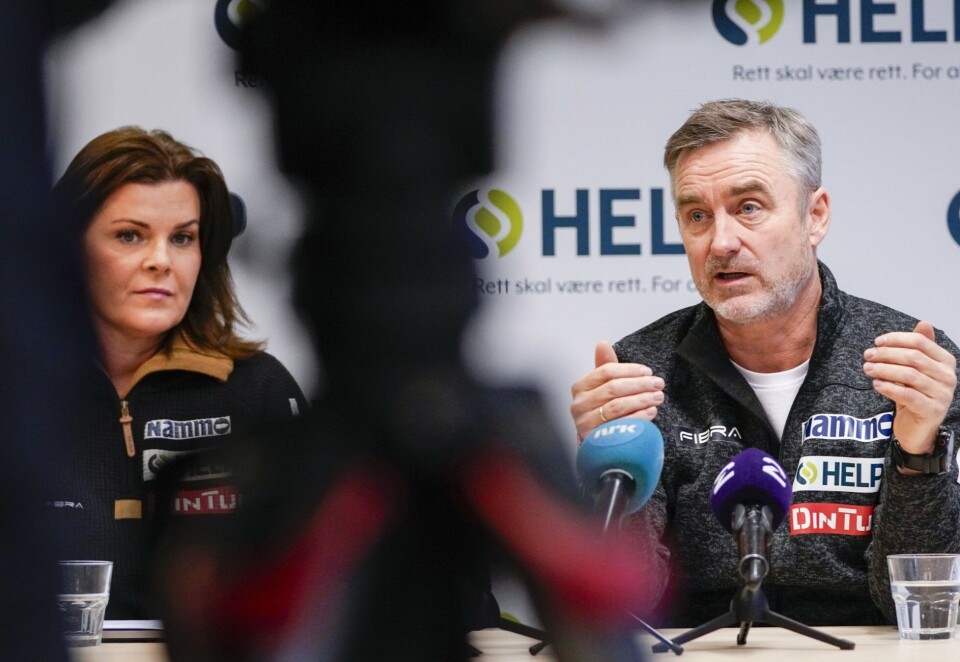 Gir seg: Clas Brede Bråthen gir seg som sportssjef for hopplandslaget. Han har retter en pekefinger mot Skiforbundet. Han mener både TV-inntektene og sponsorproblematikk har sørget for et omdømmeproblem for skisportene. Her er han avbildet under fredagens pressekonferanse sammen med Stine Korsen, leder i hoppkomiteen i Norges Skiforbund. Foto: NTB.