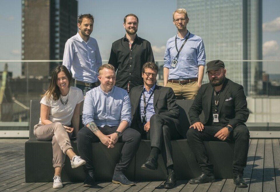 Inngår samarbeid: Administrerende direktør i Dinamo, Hølje Tefre (nummer tre fra venstre, foran), fortsetter jakten på digitalkompetanse, både i og utenfor eget hus. Nå har han funnet tonen med Norse Digital. Foto: Dinamo.