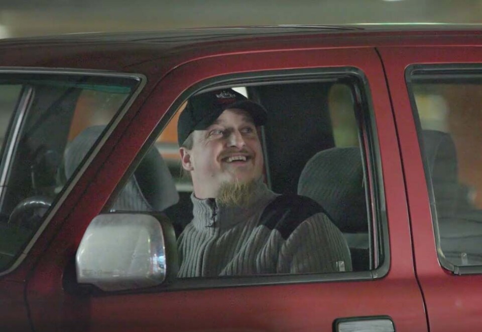 På hjul: En stolpe på hjul setter en støkk i flere bilister i «skjult kamera»-reklamefilm fra DNB Forsikring.