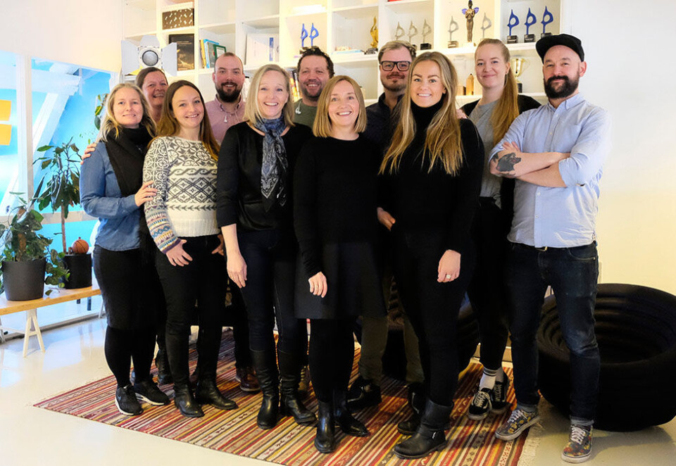 Klare til aksjon: Foran fra venstre Guri Berndtsson Sanders, Maren Thorsen Bleskestad, Vibecke Østby, Bente Kvam Kristoffersen, Tine Baglo Skotte, Joakim Grov Roald. Bak fra venstre Lene Lyck Fasting, Erlend Ryvold Ski, Johannes Fjose Berg, Jon Erik Skaret, Olina Søyland Bru. Magdalena Kamøy var ikke tilstede da bildet ble tatt.