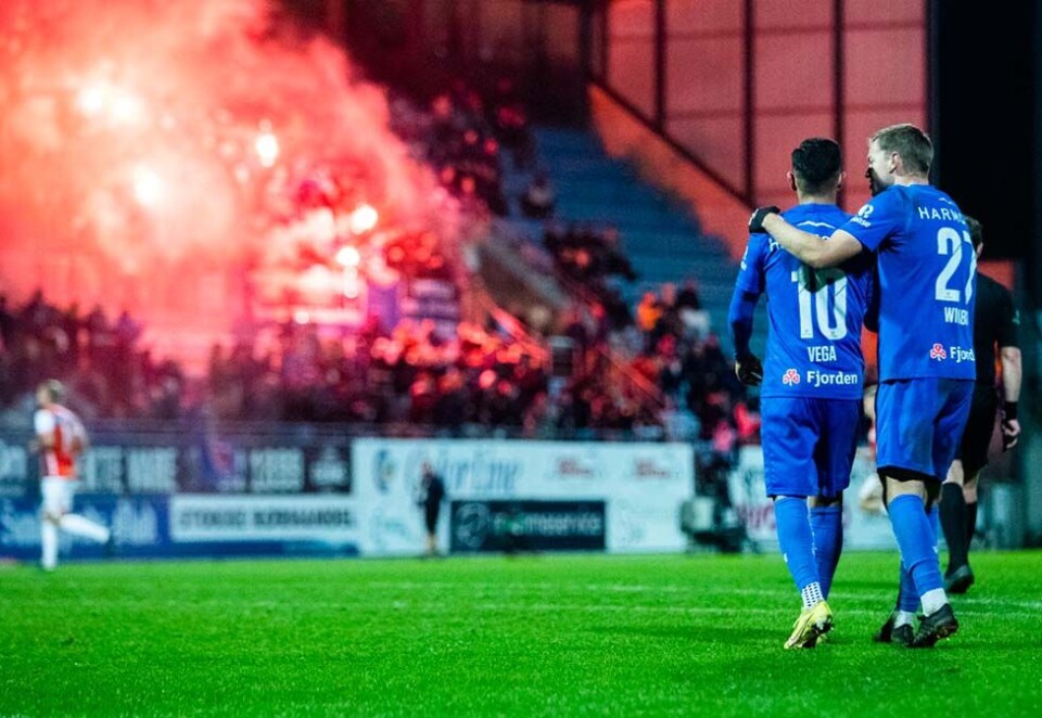 Slutt for denne gangen: Sandefjord kan glede seg over fortsatt spill i Eliteserien etter en dramatisk avslutning på sesongen. Neste år blir det fortsatt spill i landets øverst fotballdivisjon, men for rettighetshaver Warner Bros. Discovery er festen over for denne gang. Foto: Trond R. Teigen / NTB.