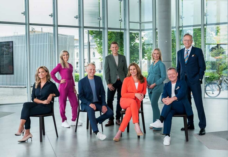 Klare til valg: Her ser du årets TV 2-pofiler som skal lose seerne frem mot valget, mandag 13. september. Arill Riise, Cathrine Fossum, Linn Wiik, Yvonne Fondenes, Kjetil H. Dale, Elin Ludvigsen, Morten Sandøy og Rune Kjos. I tillegg til kommentator Aslak Eriksrud og tallknuser Terje Sørensen. Foto: TV 2.