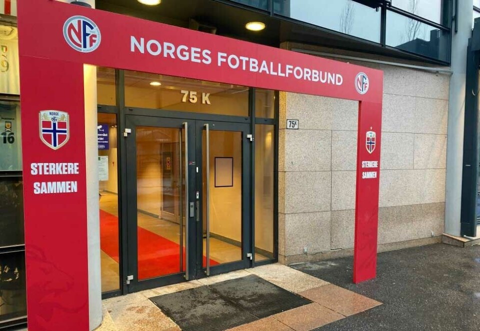 Sterkere sammen: TV 2 pakket inn sitt nye fotballkonsept under landslagsparolen, «Sterkere sammen». Her banneret på Ullevål Stadion fredag formiddag da avtalen mellom fotballen og TV 2 ble klar. Foto: Knut Kristian Hauger.