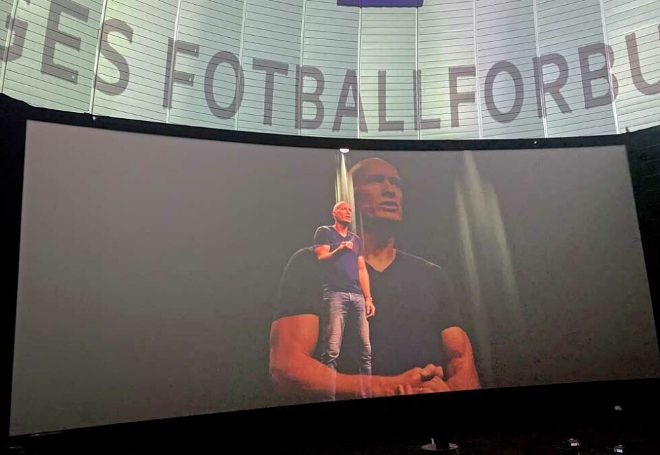 På innsiden: Det er mye hemmelighetskremmeri når fotballmilliarder skal fordeles. Men her kan Kampanje avsløre hvordan det så ut da TV 2 holdt sin fotballpresentasjon på Colosseum for fotballtoppene. Her tidligere landslagskeeper og fotballprofil Erik Thorstvedt underveis i presentasjon som omtales som «en svært god historiefortelling». Foto: Anonym
