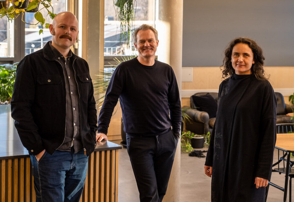 Klar for Anti: Christoffer Lorang Dahl (til venstre) med administrerende direktør Kenneth Pedersen og Oslo-sjef Kristin Holst Grimstad i Anti.