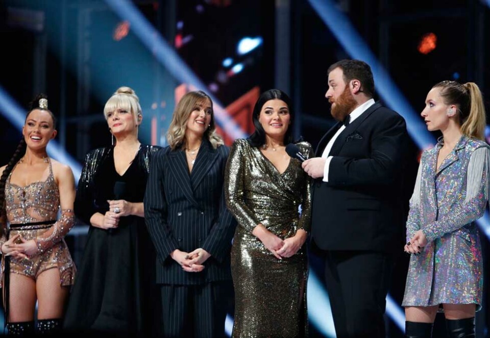 Finaleheatet: Det stemmekrise under finalen i MGP i Trondheim Spektrum. Fra venstre artist Raylee, programleder Ingrid Gjessing Linhave, artist Kristin Husøy, artist Ulrikke Brandstorp, programleder Ronny Brede Aase og artist Liza Vassilieva. Foto: Tore Meek/NTB Scanpix.
