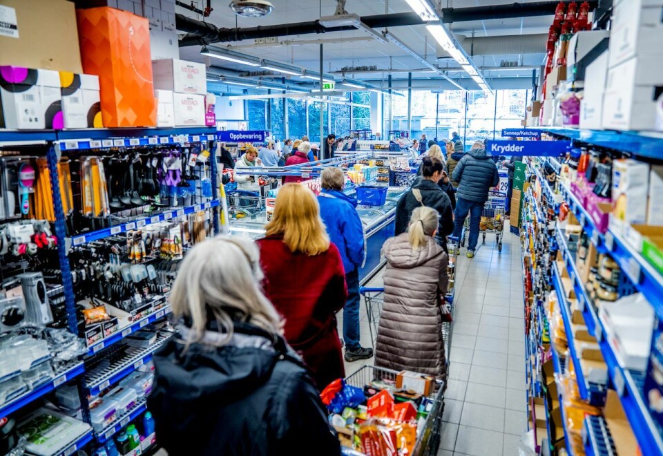 Prissjokk: Norske dagligvarekunder kunne ved kassen denne uken få seg et lite prissjokk på varer som Zalo, Mills Kaviar og Gilde servelat. Samtidig pumper dagligvaregigantene inne milliarder av kroner i markedsføring der alt handler om å ha den billigste maten. Foto: Stian Lysberg Solum/NTB