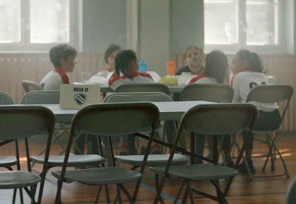 Tomt rundt bordet: Heia IF er Norges største idrettslag, men bordet står tomt når det er fotballturnering på gang. - Vi jobbet med å finne situasjoner hvor fraværet av barn ga en nerve til filmen og hele tematikken, sier kreatør Simen Frogner i We Are Live.