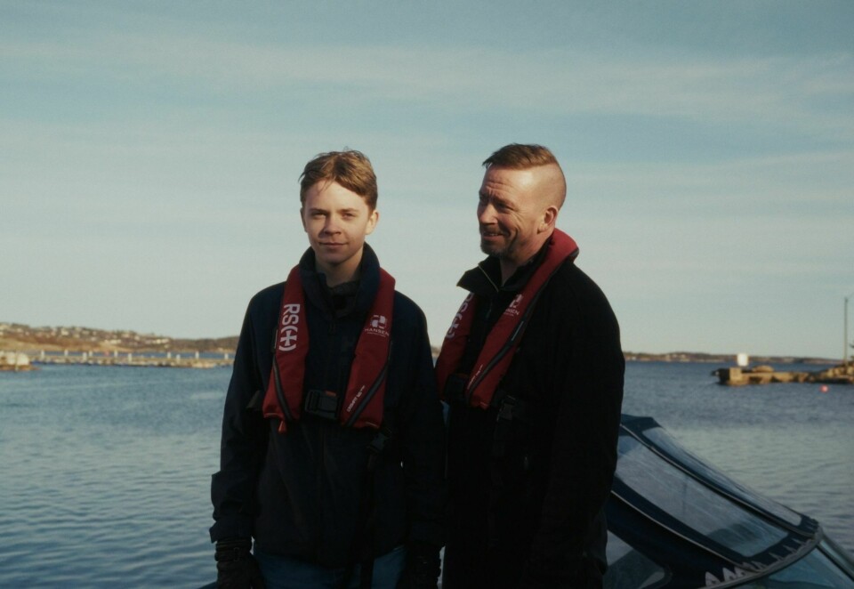 Kysten er klar: I kampanjens hovedfilm møter vi Geir og sønnen Henrik som gjør seg klare for sesongen. Foto: Redningsselskapet/Trigger