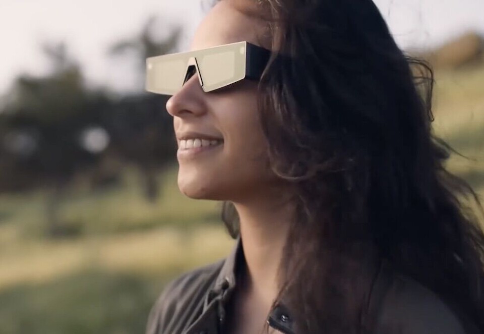 AR-briller: Snapchats nye solbriller har innebygget Augmented Reality (AR), som i praksis betyr at man kan få Snapchat-linser som manipulerer den virkelige verden direkte på brilleglasset. Foto: Snap