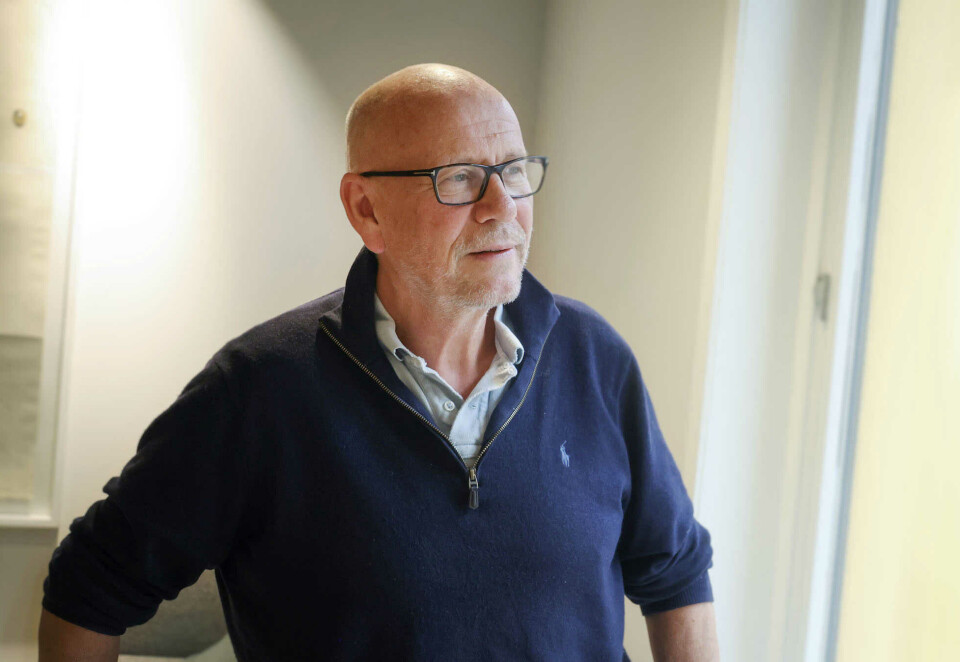 Ser tilbake: I boka «Poker, politikk og reklame og sånn» vender Kjetil Try blikket tilbake på en annerledes barndom. Da moren flyttet ut av leiligheten, ble Try boende alene i en alder av 15 år. Kveldene ble fylt med pokerspill. Foto: Eivor Eriksen