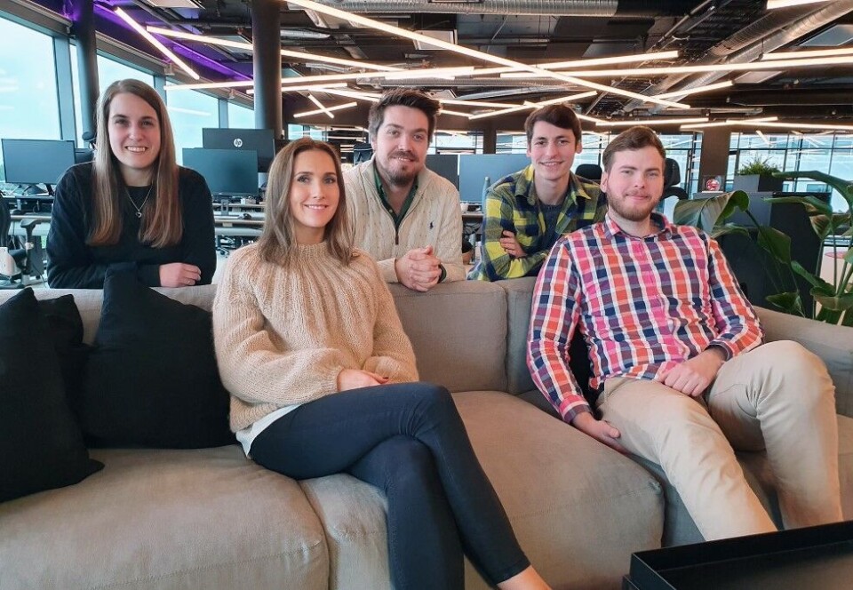 Vokser: Omega Media har utvidet staben med et tverrfaglig team av digitale eksperter. Ikke alle de nyansatte er avbildet. Fra venstre: Elin Helgesen, Louise Aarø, Jonatan Killingstad, Tormod Tønsberg og Adrian Solbakken. Foto: Omega Media.
