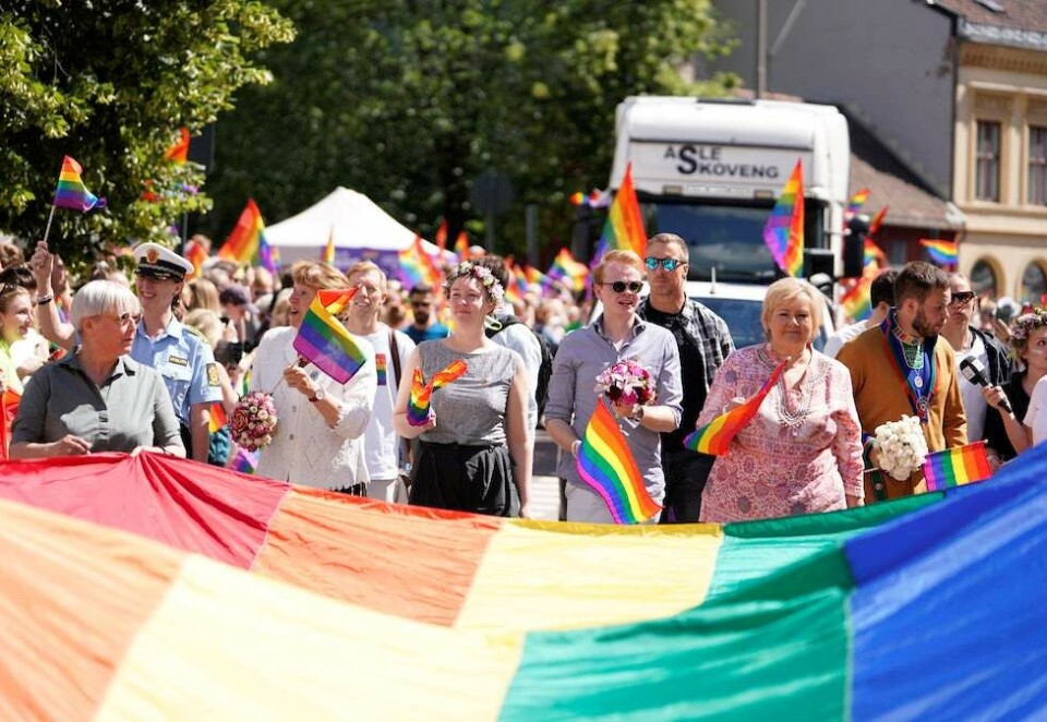 Flagger ikke på Instagram: Oslos ordfører Marianne Borgen, festivalsjef Fredrik Dreyer og statsminister Erna Solberg var blant de som gikk i fronten av toget da Oslo feiret Pride i 2019. I år blir paraden heldigitale, men ikke alle flagger i sosiale medier. Foto: Fredrik Hagen/NTB