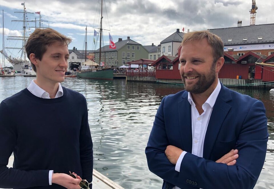 På bryggekanten: Jonas Duckert Bangsund starter opp i Try Råd og bruker sin første uke på Arendalsuka for å bli oppdatert på norsk politikk og samfunnsliv. - Jeg har hatt veldig spennende og lærerike år i Brussel, sier han. Her sammen med Beyer på brygga i Arendal.