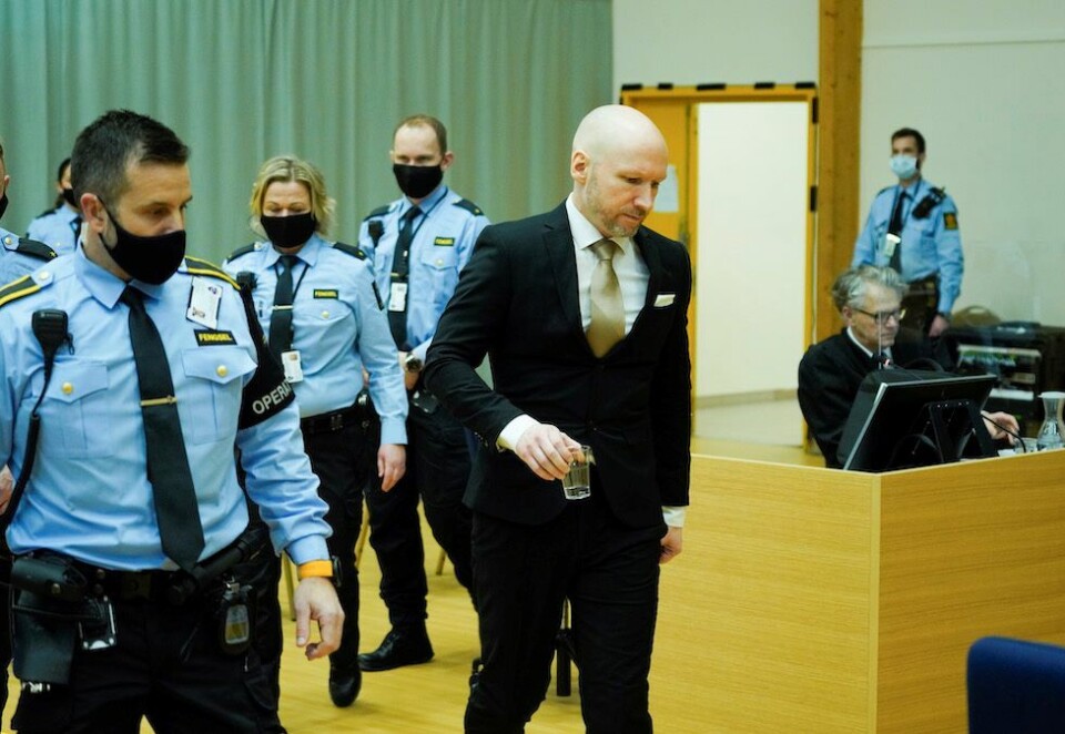 I retten: Terrordømte Anders Behring Breivik ankommer den provisoriske rettssalen i Skien fengsel første dag av rettssaken der han krever seg prøveløslatt. Saken behandles av Telemark tingrett. Foto: Ole Berg-Rusten/NTB