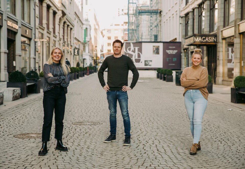 Inbound-rådgiver Camilla A. Gundersen sammen med daglig leder i Try Pearl, Kaare Øystein Trædal og fagansvarlig Emilie Nøss Wangen.